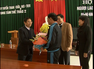 Bí thư Tỉnh uỷ Phạm Minh Chính động viên và trao 50 triệu đồng cho các cầu thủ Than Quảng Ninh