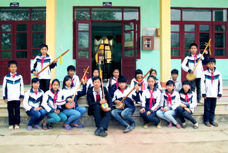 Học sinh Trường THCS và THPT Hoành Mô (Bình Liêu) làm quen với hát Then, đàn Tính.