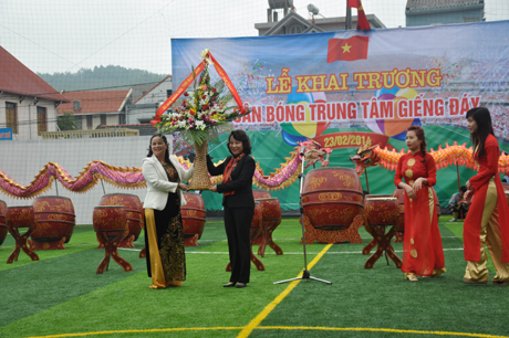 Đồng chí Vũ Thị Thu Thủy tặng lẵng hoa chúc mừng cho Công ty Cổ phần đầu tư bất động sản Hoàng Minh