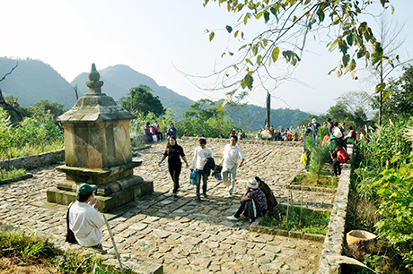 Hai ngôi tháp cổ tại khu vực Thông đàn là một trong số ít các điểm phế tích của KDT Đông Triều mới được tu bổ từ nguồn xã hội hoá.