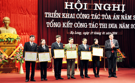 Đồng chí Nguyễn Đức Long, Phó Bí thư Tỉnh uỷ, Chủ tịch HĐND tỉnh tặng Bằng khen của UBND tỉnh cho các tập thể, cá nhân có thành tích xuất sắc trong ngành TAND tỉnh.