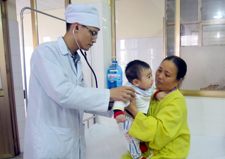 Những ngày gần đây thời tiết nồm, ẩm ướt khiến nhiều trẻ nhỏ phải nhập viện vì các bệnh viêm phổi, phế quản ( Trong ảnh: Bác sĩ khám cho bệnh nhi tại Bênh viện Đa khoa tỉnh Quảng Ninh)