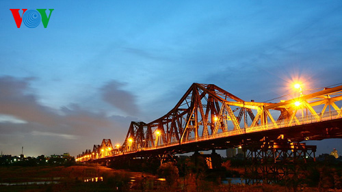 Nhiều chuyên gia cho rằng không nên xây dựng cầu đường sắt mới trong nội đô Hà Nội, đặc biệt là gần cầu Long Biên (ảnh: Hà Thành)