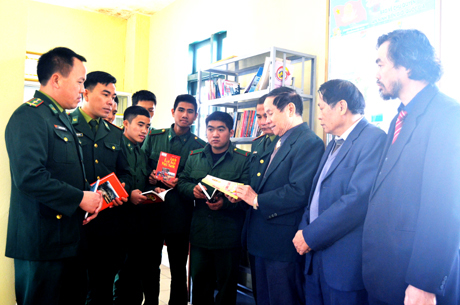 Cán bộ Hội VNDG tỉnh trao tặng sách cho chiến sĩ Hải đội II, Bộ đội Biên phòng Quảng Ninh.