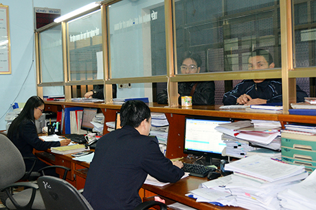 Cán bộ Chi cục Hải quan cửa khẩu Móng Cái kiểm tra thủ tục XNK hàng hoá của doanh nghiệp.