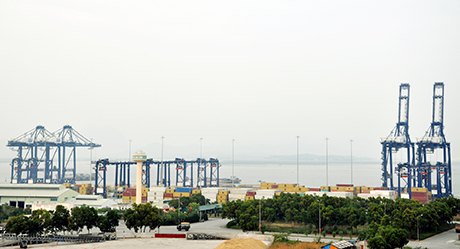 Hệ thống dịch vụ hậu cần tại cảng Cái Lân đang được đầu tư đồng bộ, hiện đại.