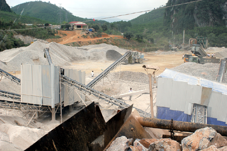 Công ty TNHH VLXD Bài Thơ (xã Thống Nhất, huyện Hoành Bồ), một trong những doanh nghiệp đã chú trọng đầu tư chiều sâu trong hoạt động khai thác đá. Ảnh: Mạnh Đạt (Sở TN&MT)