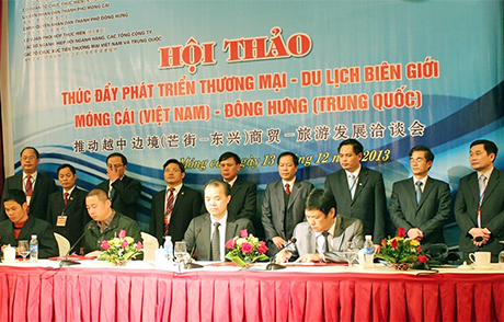 Doanh nghiệp Trung Quốc và Việt Nam ký hợp đồng hợp tác kinh tế tại Hội chợ Thương mại - Du lịch quốc tế Việt - Trung (tháng 12-2013).