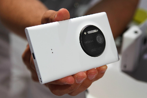 Sau khi 1520 giảm giá, tới lượt giá của Lumia 1020 chính hãng biến động mạnh.