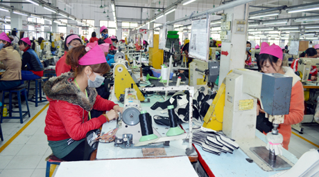 Sản xuất giầy xuất khẩu tại Công ty TNHH Everbest Việt Nam (TP Cẩm Phả). Ảnh: Thanh Hằng