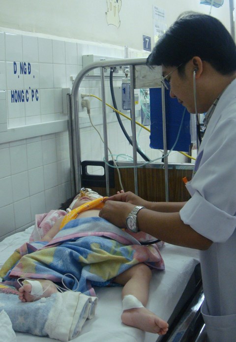 BS Nguyễn Hoàng Phong, Phó khoa Hô Hấp Chuyên sâu, Bệnh viện Nhi đồng 2 TPHCM đang khám cho bệnh nhi viêm phổi.