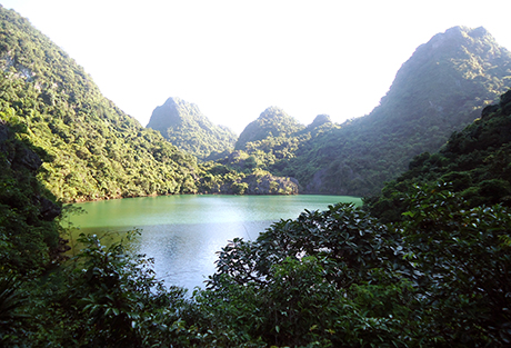 Và Ao Tiên trên đảo Máng Hà, được vây quanh bởi những ngọn núi đá hùng vĩ trập trùng thơ mộng (ảnh 2). 