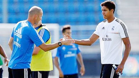 Zidane đã phát hiện và đem Varane (phải) về cho Real