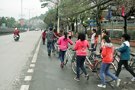 Đội Cờ đỏ của Trường THPT Hòn Gai đang hướng dẫn các bạn học sinh nhà trường đi đúng phần đường sau giờ tan học.
