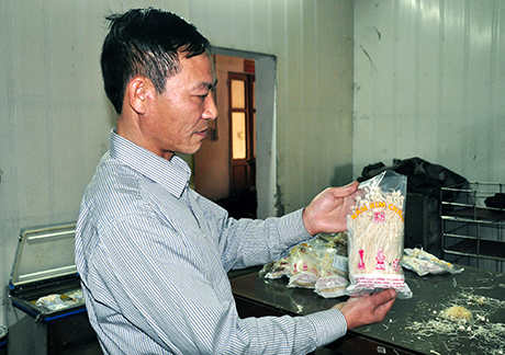 Ông Phạm Quang Nhuệ, Giám đốc Công ty TNHH Long Hải giới thiệu sản phẩm nấm kim châm của Công ty.