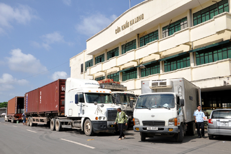 Xe chở hàng hoá chờ xuất hàng qua cửa khẩu Ka Long (TP Móng Cái).