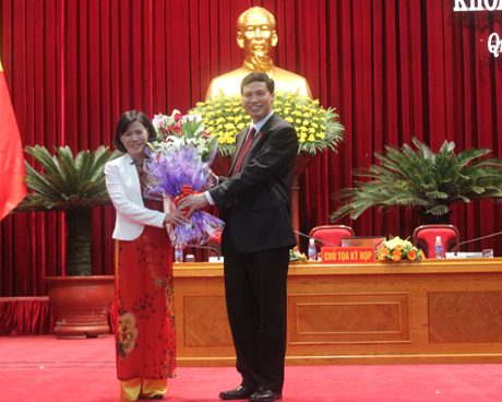 Đồng chí Nguyễn Đức Long, Phó Bí thư Tỉnh ủy, Chủ tịch HĐND tỉnh tặng hoa chúc mừng đồng chí Lê Thị Hạnh