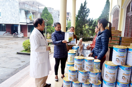 Hội Bảo vệ quyền lợi NTD tỉnh phối hợp với Công ty CP Sữa Việt Nam (Vinamilk) trao tặng các sản phẩm sữa cho người cao tuổi ở TP Móng Cái.
