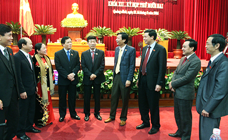 Các đại biểu HĐND tỉnh trao đổi bên lề kỳ họp. Ảnh: Lê Hải