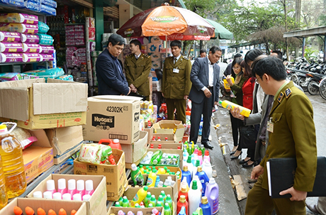 Đoàn liên ngành của tỉnh kiểm tra mặt hàng nước rửa chén tại một cửa hàng thuộc phường Bạch Đằng (TP Hạ Long) ngày 11-3-2014.  Ảnh: Hoàng Nga