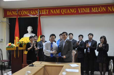 Lãnh đạo Tỉnh Đoàn và Báo Quảng Ninh ký kết chương trình phối hợp tuyên truyền năm 2013.