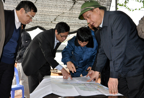 Đồng chí Đỗ Thông, Phó Chủ tịch Thường trực UBND tỉnh kiểm tra địa điểm dự kiến đặt nhà máy Nhiệt điện Cẩm Phả 3.