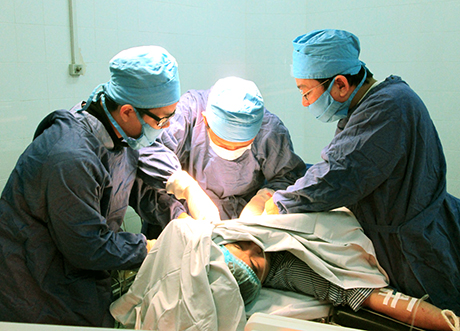 Các bác sĩ Bệnh viện Đa khoa khu vực Tiên Yên đang tiến hành một ca mổ cho bệnh nhân. Ảnh: quangninh.gov.vn