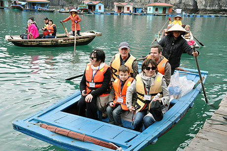 Khách du lịch tham quan làng chài Vung Viêng (Vịnh Hạ Long).