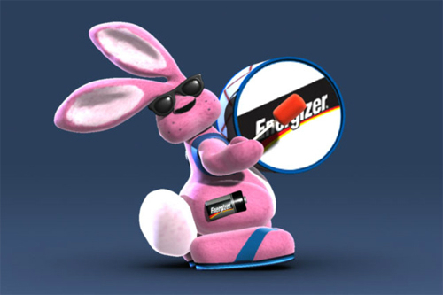Energizer là một trong những công ty đã kiếm được rất nhiều tiền từ con thỏ hồng đeo kính đen. Trong 25 năm qua, con thỏ này đã xuất hiện trong hàng loạt quảng cáo và sản phẩm của công ty về pin này. Điều thú vị là Energizer tạo ra nó năm 1989 để chế giễu quảng cáo của Duracell (đối thủ của Energizer) và không ngờ nó nhanh chóng gây sốt toàn cầu.