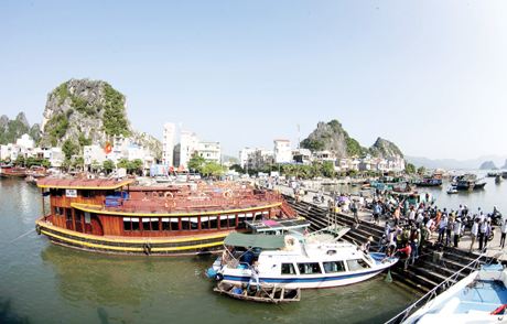 Cầu cảng Cái Rồng - Đầu mối giao thương giữa trung tâm huyện Vân Đồn với các đảo. 		        Ảnh: Khánh Giang