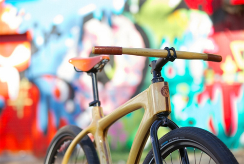Triển lãm năm 2013 tràn ngập chất liệu gỗ. Sản phẩm của hãng Connor Cycles sử dụng gỗ tần bì với sợi Kevlar gia cố và các chi tiết bằng gỗ óc chó.