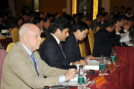 Các đại biểu là chuyên gia nghiên cứu đặc khu kinh tế tham dự hội thảo