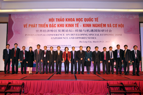 Các đồng chí đại biểu trung ương, chuyên gia nước ngoài và lãnh đạo tỉnh Quảng Ninh chụp ảnh lưu niệm
