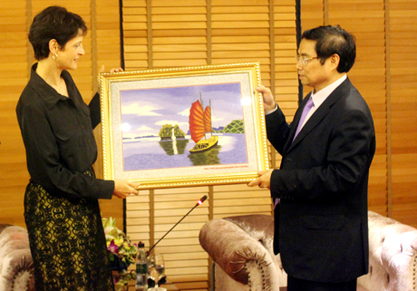 tặng bức tranh Vịnh Hạ Long cho bà Laura Stone, Tham tán thương mại Đại sứ quán Hoa Kỳ tại Việt Nam