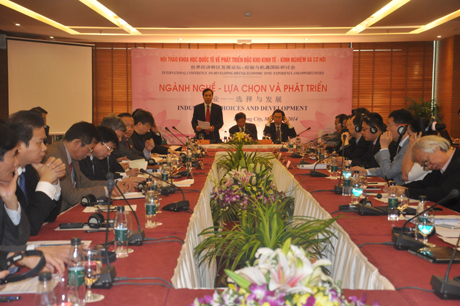 Đồng chí Đặng Huy Hậu, Phó Chủ tịch UBND tỉnh gợi mở thảo luận về ngành nghề của ĐKKT.