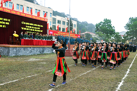 Nữ dân quân huyện Hoành Bồ ra quân huấn luyện đầu năm 2014.