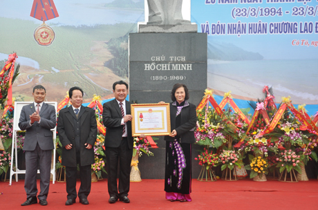 Đồng chí Nguyễn Thị Kim Ngân, Ủy viên Bộ Chính trị, Phó chủ tịch Quốc hội trao tặng huyện Cô Tô 