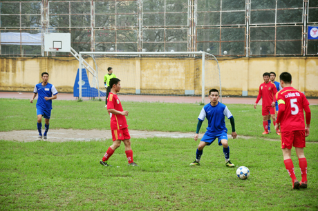 Trận đấu giữa Quảng Yên - Cẩm Phả trong ngày khai mạc môn bóng đá nam, Đại hội TDTT tỉnh.