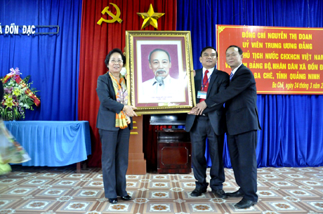 Đồng chí Nguyễn Thị Doan, Ủy viên T.Ư Đảng, Phó Chủ tịch nước tặng Đảng bộ, chính quyền, nhân dân xã Đồn Đạc bức ảnh chân dung Chủ tịch Hồ Chí Minh.