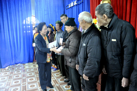 Đồng chí Nguyễn Thị Doan, Ủy viên T.Ư Đảng, Phó Chủ tịch nước tặng quà cho các gia đình chính sách, hộ nghèo của xã Đồn Đạc.