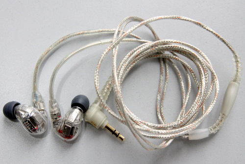Bộ vỏ trong suốt nhằm phô diễn cấu tạo và độc đáo bên trong của Shure SE846.