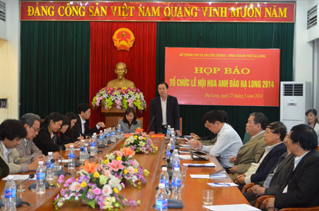 Đồng chí Trần Trọng Trung, Phó Chủ tịch UBND TP Hạ Long phát biểu tại buổi họp báo.