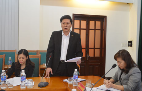  Đồng chí Phạm Hồng Cẩm, Phó Ban Tuyên giáo Tỉnh ủy phát biểu tại buổi họp báo.