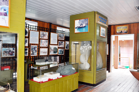 Khu trưng bày hiện vật tại Trung tâm Văn hoá nổi Cửa Vạn.