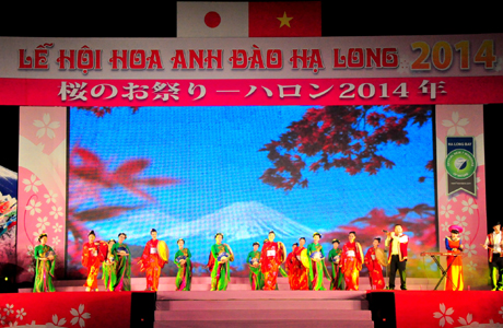 Nhiều tiết mục văn nghệ đặc sắc được biểu diễn trong khai mạc Lễ hội Hoa anh đào Hạ Long 2014
