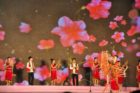 Các tiết mục văn nghệ truyền thống đặc sắc của các diễn viên Việt Nam.