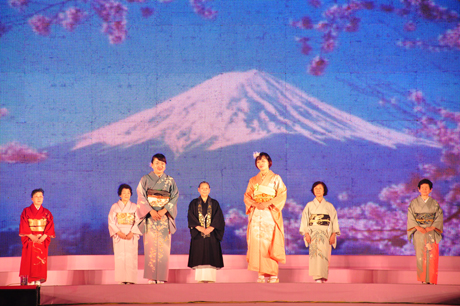 Trình diễn trang phục Kimono.