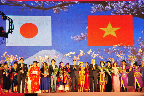 Ấn tượng đêm khai mạc Lễ hội Hoa anh đào Hạ Long 2014