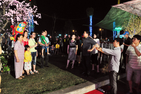 Người dân , du khách thích thú chụp ảnh kỷ niệm bên Hoa anh đào.