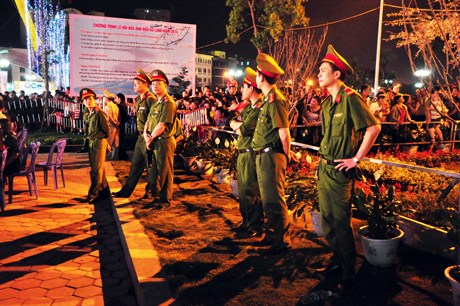 Các chiến sỹ Công an TP Hạ Long làm nhiệm vụ bảo vệ, giữ gìn ANTT tại Lễ hội Hoa anh đào.